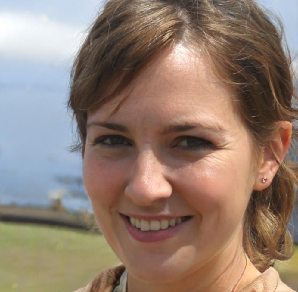 Dra. Elena Martínez, Directora de Investigación Financiera